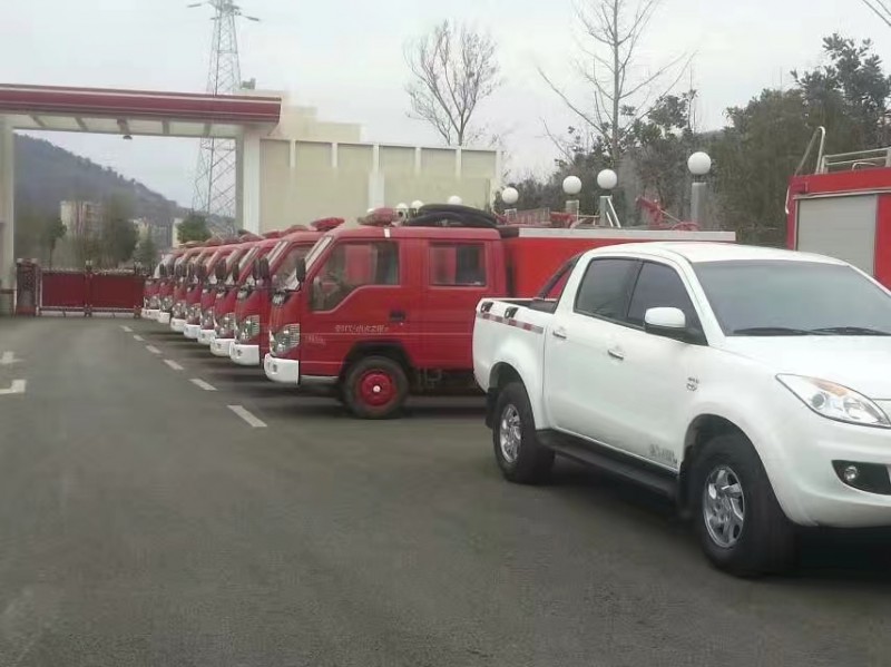 我公司給云南昭通鄉(xiāng)鎮(zhèn)消防隊(duì)維修翻新消防車(chē)輛。