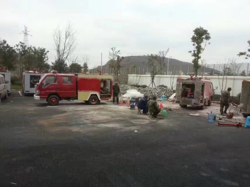 我公司給云南昭通鄉(xiāng)鎮(zhèn)消防隊(duì)維修翻新消防車(chē)輛。。